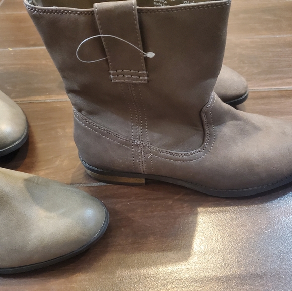 3 pairs of boots, one on right new size 6.5 , middle small heel 6.5 , le… - Picture 2 of 7
